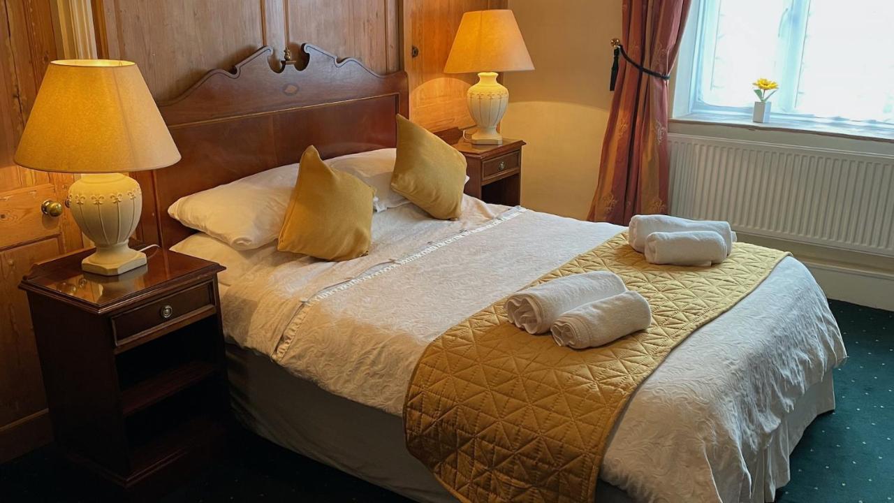 Crown Hotel Downham Market Bagian luar foto