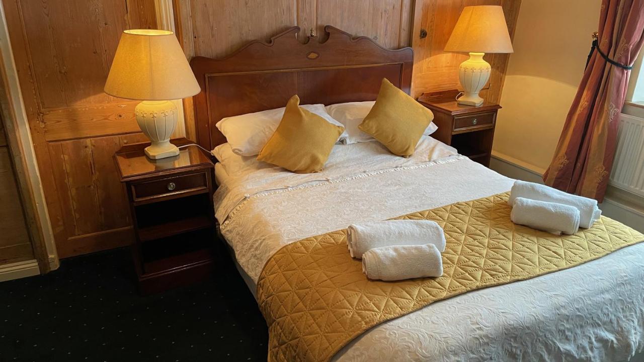 Crown Hotel Downham Market Bagian luar foto