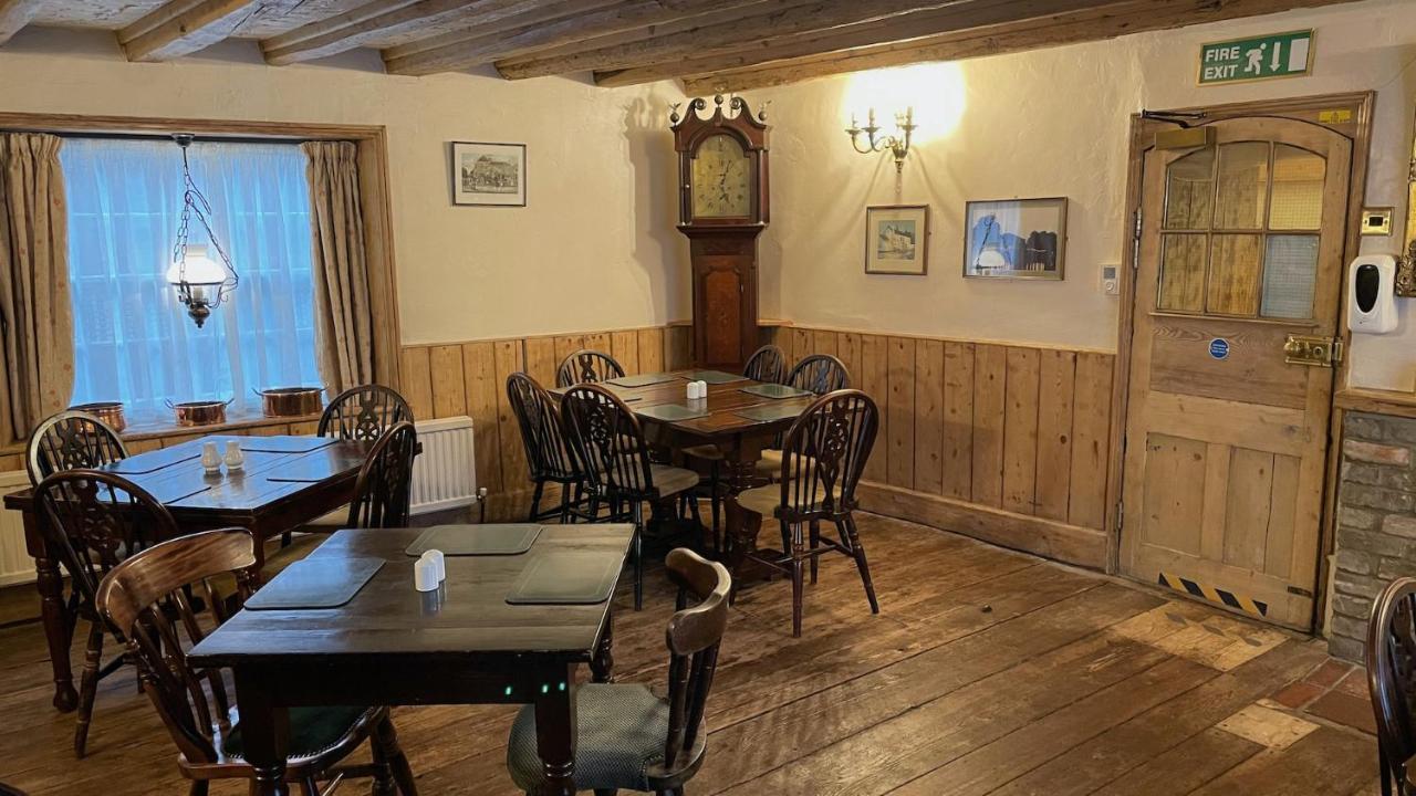 Crown Hotel Downham Market Bagian luar foto