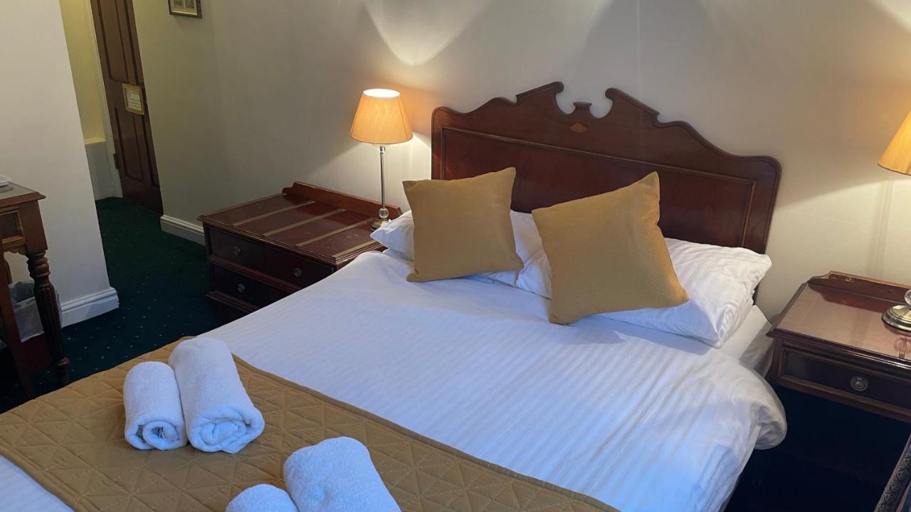 Crown Hotel Downham Market Bagian luar foto