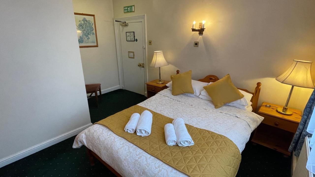 Crown Hotel Downham Market Bagian luar foto