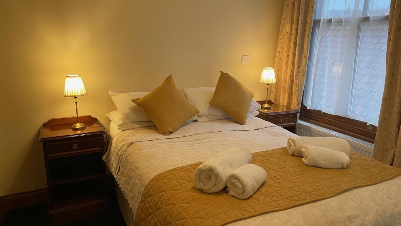 Crown Hotel Downham Market Bagian luar foto
