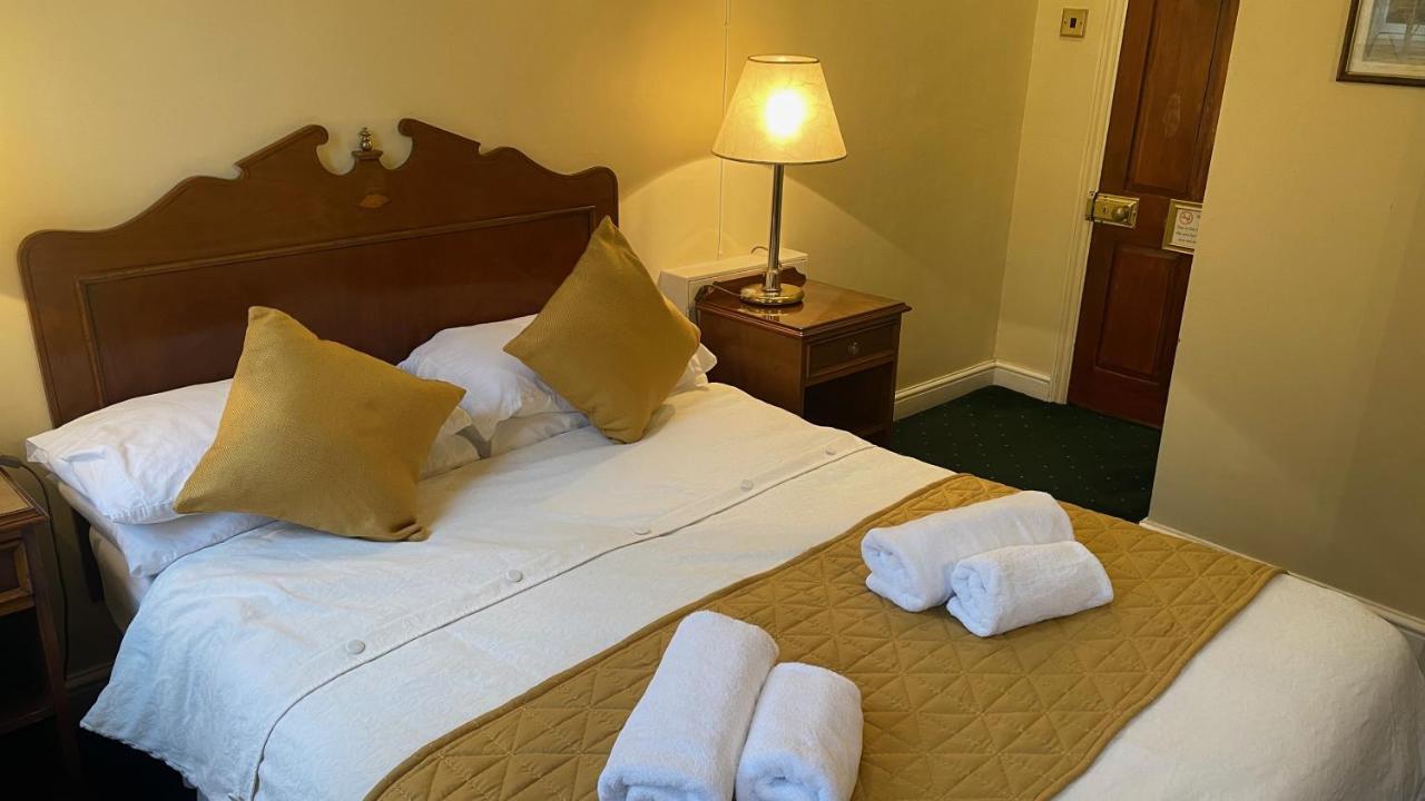 Crown Hotel Downham Market Bagian luar foto