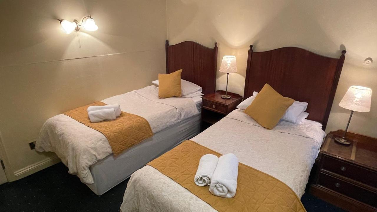 Crown Hotel Downham Market Bagian luar foto