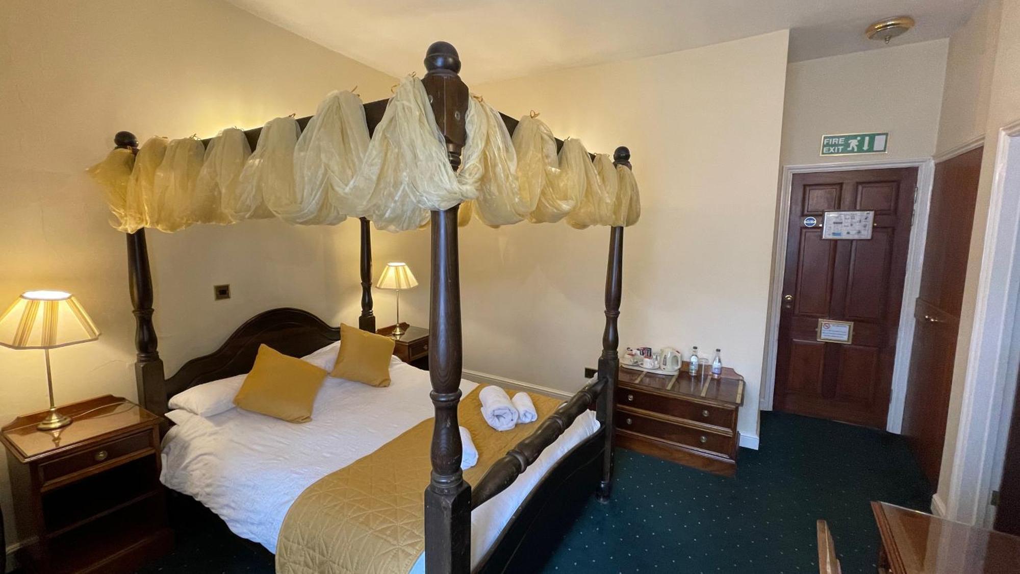 Crown Hotel Downham Market Bagian luar foto